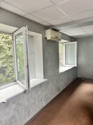 Продається 3-кімнатна квартира, Харківське шосе, під житло або офіс