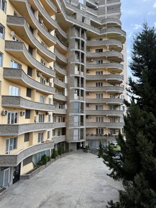 იყიდება 6 ოთახიანი ბინა საბურთალოზე
