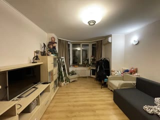 Продається світла та простора 1-кімнатна квартира з ремонтом на Позняках!