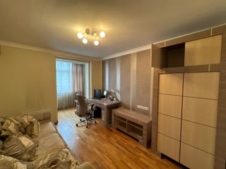 Продається 2-х кімнатна квартира по вул. Ломоносова