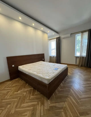 ქირავდება 5 ოთახიანი კერძო სახლი ვაკეში