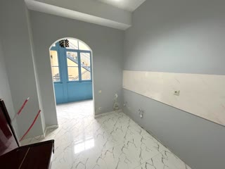 იყიდება 4 ოთახიანი ბინა მთაწმინდაზე
