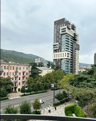 ქირავდება 4 ოთახიანი ბინა ვაკეში