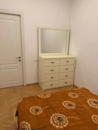 იყიდება 4 ოთახიანი ბინა ვაკეში