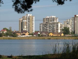 Будинок на березі озера