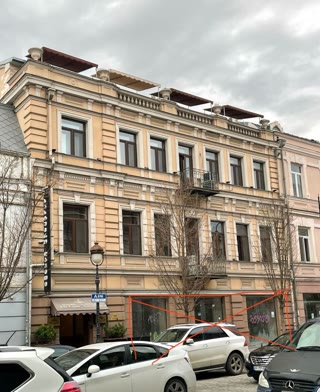 იყიდება 21 ოთახიანი სასტუმრო ჩუღურეთში