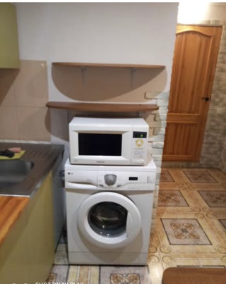 Здається невеликий будинок
