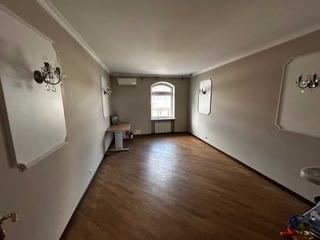 Sale of a two-level apartment on Khreshchatyk near the Verkhovna Rada