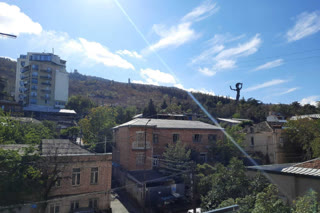 ქირავდება 2 ოთახიანი ბინა ვაკეში