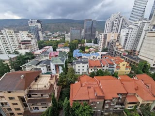იყიდება 6 ოთახიანი ბინა ვაკეში