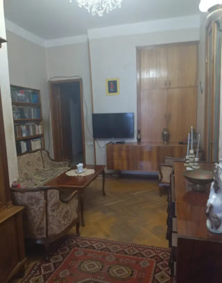 ქირავდება 4 ოთახიანი კერძო სახლი ვაკეში