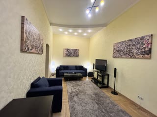 Продаж 3-кімнатної квартири в історичному Центрі Києва біля метро Театральна та Хрещатик поруч Бесарабський ринок та Софіївський собор