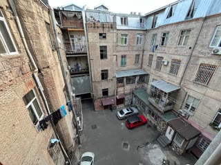 იყიდება 3 ოთახიანი ბინა მთაწმინდაზე