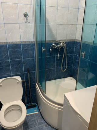 Продам гостинку біля метро Левада