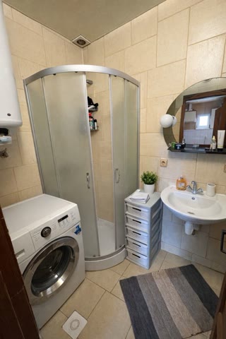 Spacious 3-room apartment for sale on Truskavetska Street