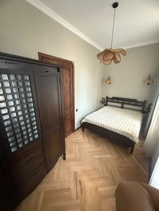 ქირავდება 2 ოთახიანი ბინა მთაწმინდაზე