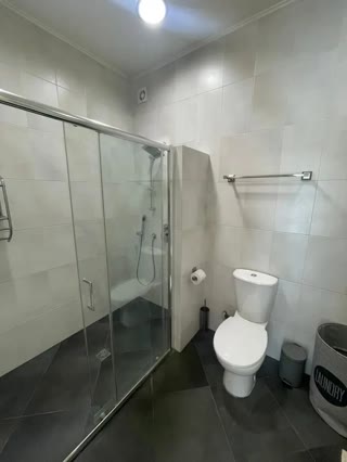 ქირავდება 4 ოთახიანი ბინა ვაკეში