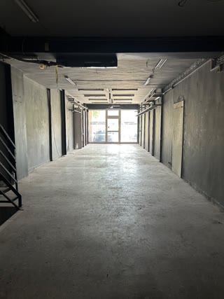300 m² Store