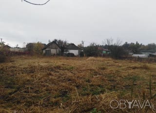 Будинок на березі річки з ділянкою