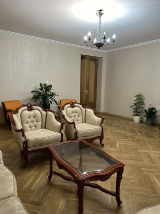 იყიდება 5 ოთახიანი ბინა ვაკეში