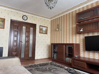 Продається 2-х кімнатна квартира біля метро, Дарницький район