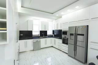 ქირავდება 4 ოთახიანი ბინა მთაწმინდაზე