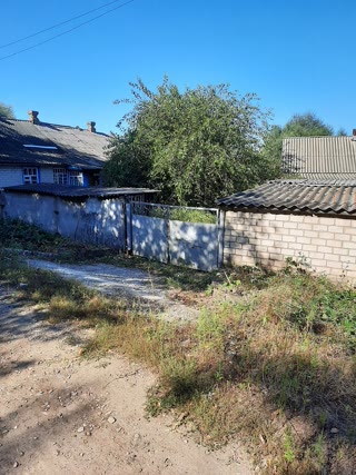 Продається будинок на три виходи