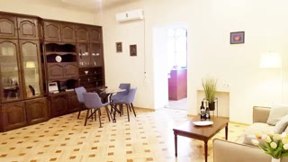 იყიდება 4 ოთახიანი ბინა მთაწმინდაზე