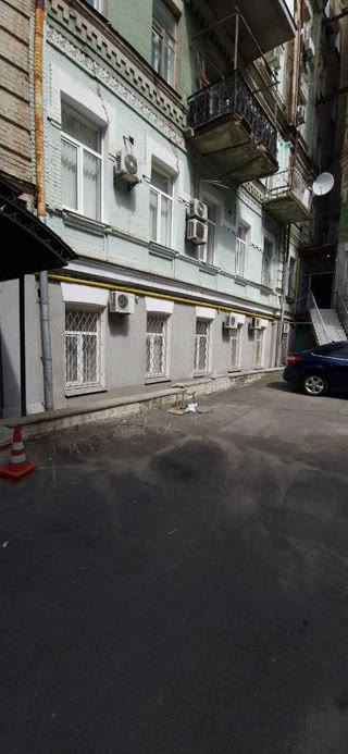 Продаж 4-кімнатна квартира в історичному центрі Києва біля Михайлівського монастиря та Софії