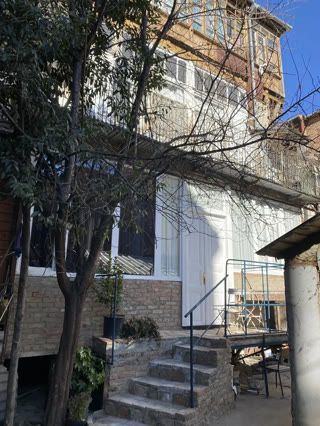 იყიდება 3 ოთახიანი ბინა ვერაზე