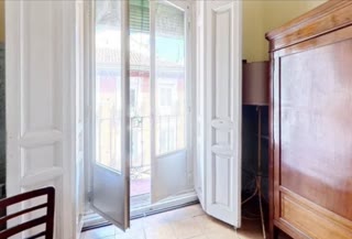 Te presentamos una magnífica oportunidad en el corazón de Malasaña, el barrio más vibrante y en tendencia de Madrid. thumbnail 6