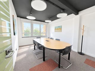 excelente inmueble exterior situado en la tercera planta de un edificio destinado a uso de oficinas en pleno barrio Chamberí. Muy luminoso, con doble orientación y ventilación cruzada, incluye una amplia plaza de garaje para vehículo grande, con acceso mediante ascensor y fácil de aparcar. thumbnail 2