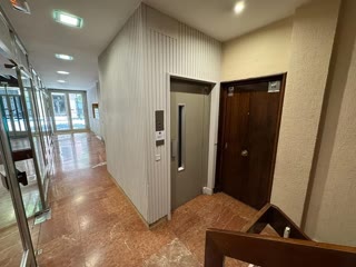 excelente inmueble exterior situado en la tercera planta de un edificio destinado a uso de oficinas en pleno barrio Chamberí. Muy luminoso, con doble orientación y ventilación cruzada, incluye una amplia plaza de garaje para vehículo grande, con acceso mediante ascensor y fácil de aparcar. thumbnail 11