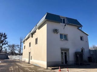 Продаж окремої офісної будівлі з діючими орендарями