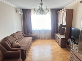 Продаж 3-кімнатної квартири біля метро Позняки