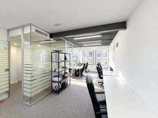 excelente inmueble exterior situado en la tercera planta de un edificio destinado a uso de oficinas en pleno barrio Chamberí. Muy luminoso, con doble orientación y ventilación cruzada, incluye una amplia plaza de garaje para vehículo grande, con acceso mediante ascensor y fácil de aparcar. thumbnail 5