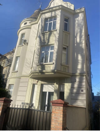 Продаж унікального  пентхаусу з панорамною терасою в історичному будинку