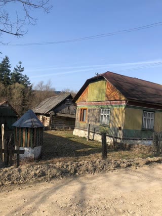 Продаж будинку з великою ділянкою в мальовничому селі