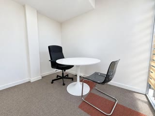 excelente inmueble exterior situado en la tercera planta de un edificio destinado a uso de oficinas en pleno barrio Chamberí. Muy luminoso, con doble orientación y ventilación cruzada, incluye una amplia plaza de garaje para vehículo grande, con acceso mediante ascensor y fácil de aparcar. thumbnail 4