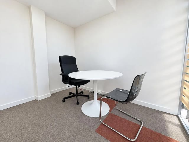 excelente inmueble exterior situado en la tercera planta de un edificio destinado a uso de oficinas en pleno barrio Chamberí. Muy luminoso, con doble orientación y ventilación cruzada, incluye una amplia plaza de garaje para vehículo grande, con acceso mediante ascensor y fácil de aparcar.