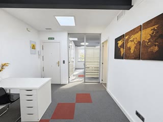 excelente inmueble exterior situado en la tercera planta de un edificio destinado a uso de oficinas en pleno barrio Chamberí. Muy luminoso, con doble orientación y ventilación cruzada, incluye una amplia plaza de garaje para vehículo grande, con acceso mediante ascensor y fácil de aparcar. thumbnail 1