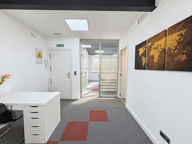 excelente inmueble exterior situado en la tercera planta de un edificio destinado a uso de oficinas en pleno barrio Chamberí. Muy luminoso, con doble orientación y ventilación cruzada, incluye una amplia plaza de garaje para vehículo grande, con acceso mediante ascensor y fácil de aparcar.