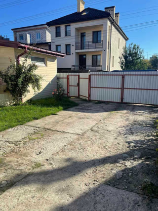 Продаж частини будинку з ділянкою Львів