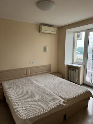Продам 1 квартиру возле метро Спортивна