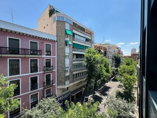 excelente inmueble exterior situado en la tercera planta de un edificio destinado a uso de oficinas en pleno barrio Chamberí. Muy luminoso, con doble orientación y ventilación cruzada, incluye una amplia plaza de garaje para vehículo grande, con acceso mediante ascensor y fácil de aparcar. thumbnail 8