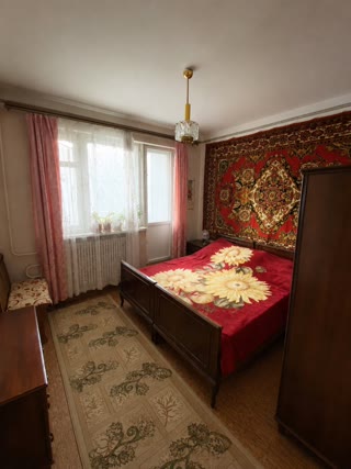 Продам 2-к квартиру 52 м2. Метро Спортивна, Захисників України