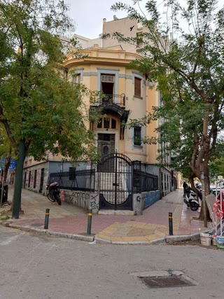 Κτίριο επαγγελματικών χώρων 220τ.μ.