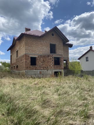 Продаж будинку з великою земельною ділянкою у Винниках