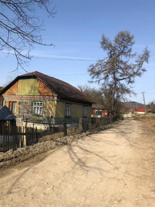 Продаж будинку з великою ділянкою в мальовничому селі