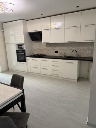 Продаж 1-кімнатної квартири на вул. Роксоляни
